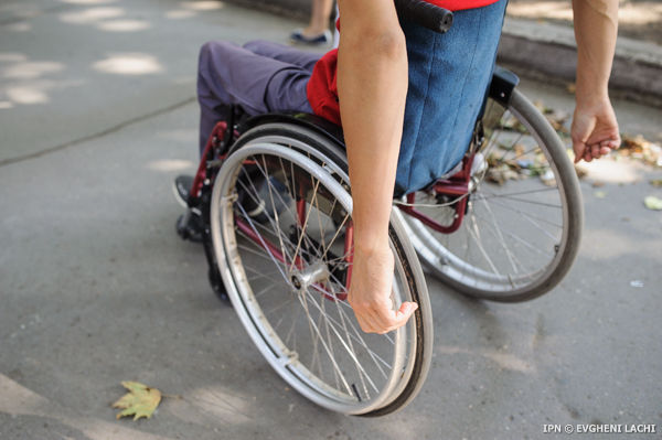 Administrației publice centrale și locale au obligația de a contribui la asigurarea și promovarea drepturilor persoanelor cu dizabilități pentru a preveni și a elimina discriminarea acestora în societate.