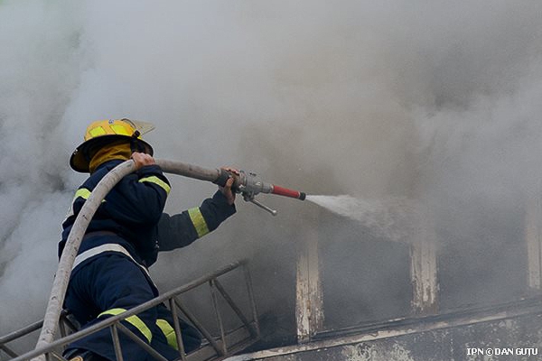 Un bărbat de 47 de ani din capitală a murit intoxicat cu monoxid de carbon, după ce flăcările i-au cuprins locuinţa.