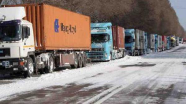 Peste 50 de TIR-uri sunt blocate înainte de porţile de control din Punctul de Trecere a Frontierei Albiţa, cea mai mare vamă cu Republica Moldova de la graniţa de est a României.