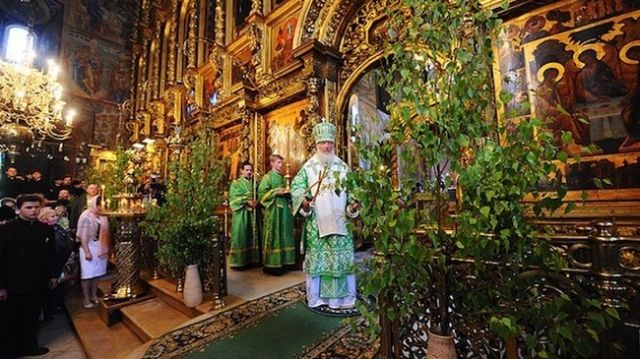 На Троицу в церквах и домах выставляются ветви липы и ореха.