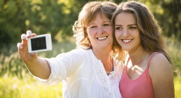 Persoanele care fac multe selfie-uri riscă să aibă probleme cu pielea feţei, care îmbătrâneşte mai repede.