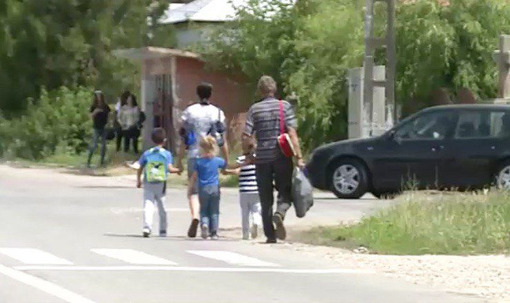 О четырех детях больше заботится бабушка, а родители занимаются поденной работой.