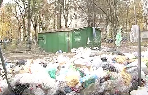 Местные власти разводят руками — действуют по процедуре, а это дело спешки не терпит.