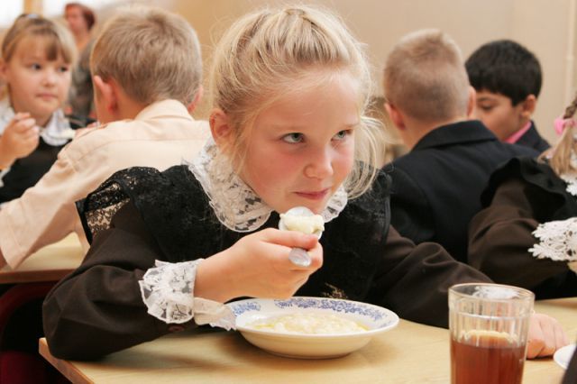 Из меню в школах и детских садах исключат продукты из переработанного мяса. Фото: kirov.aif.ru