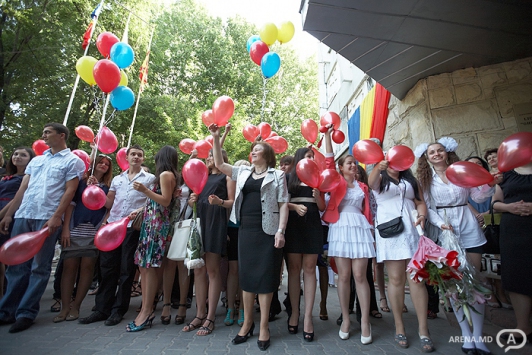 Cea mai mare bucurie o au elevii claselor mai mici, care abia așteaptă să-și realizeze planurile de vacanță. Foto: arena.md