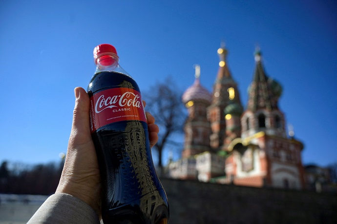 Bloomberg: Напитки Coca-Cola можно найти на рынке РФ, а ее "дочка" все еще получает прибыль.