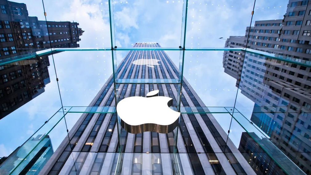 Apple достигла рекордной рыночной капитализации в 3 триллиона долларов.