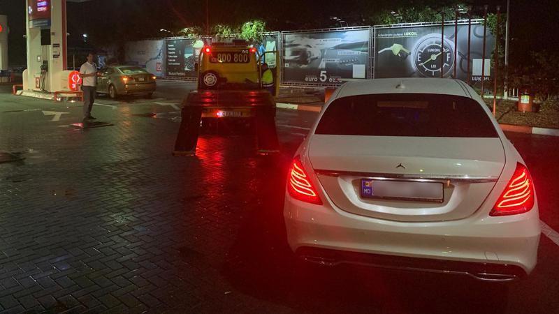 В столице две машины остались без колёс из-за одной ямы.