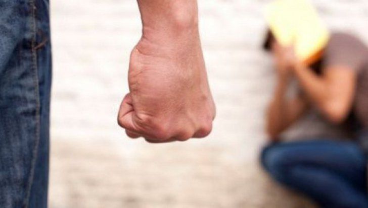 Un adolescent a fost bătut cu sălbăticie, după ce ar fi refuzat avansurile unei colege de clasă. 