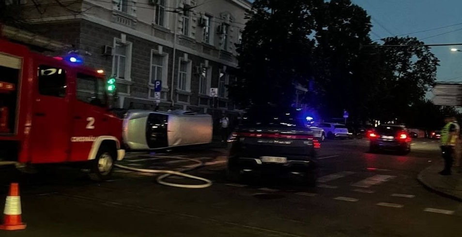 Un accident rutier în centrul Chișinăului a paralizat circulația transportului public.