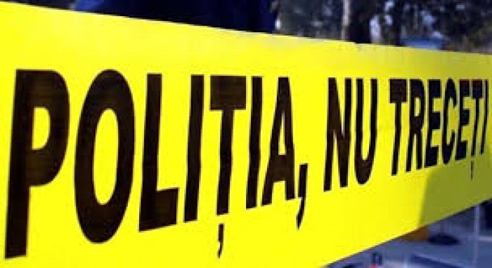 Un bărbat de 40 de ani a decedat după ce mașina cu care se deplasa s-a răsturnat, ca urmare impactului mașina a luat foc, informează UNIMEDIA.