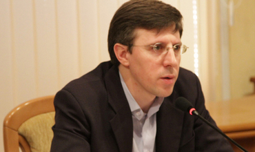 Primarul nu s-a putut abţine şi a râs în hohote de şefa Direcţiei social umanitară şi relaţii interetnice, Nina Stratulat, care îi explica ce evenimente vor avea loc.
