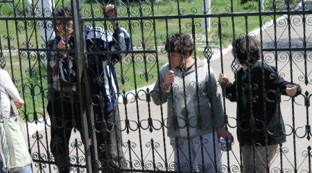 Жизнь свою они проживают за каменной стеной высотой в несколько метров, а если пытаются бежать, их разыскивают с полицией и приводят назад.