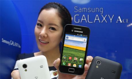 Galaxy Ace 3 внешне напоминает Galaxy S4, оснащен гигагерцевым процессором и 5-мегапиксельной камерой.