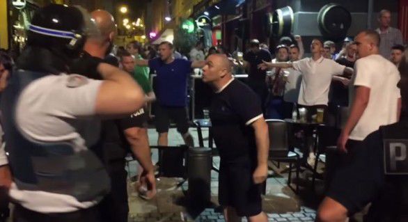 Fanii englezi s-au bătut cu francezii. Foto: Digisport.ro