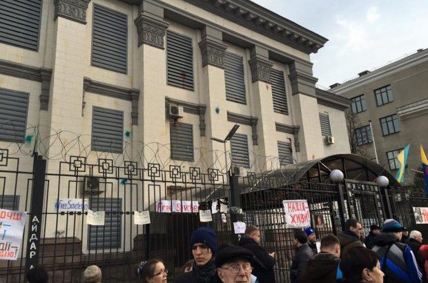 Cегодня в Киеве около 500 участников акции в поддержку Савченко провели шествие.