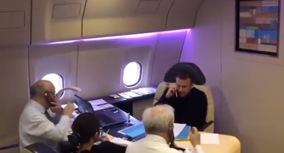 Макрон опубликовал видео звонка Путину.