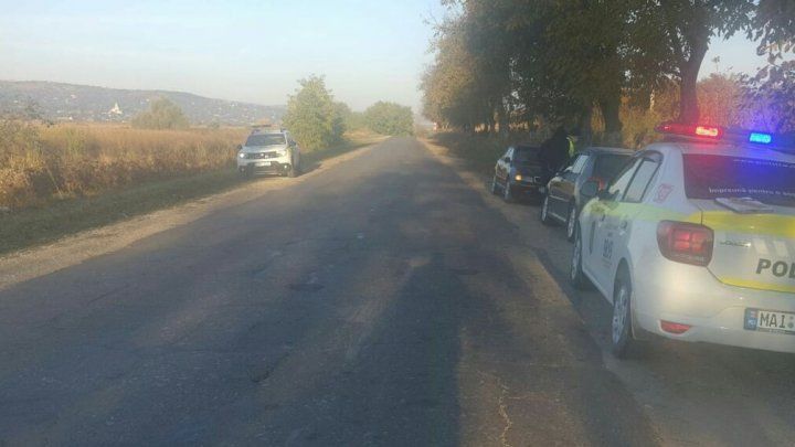 В Яловенском районе автомобиль сбил женщину на обочине дороги.