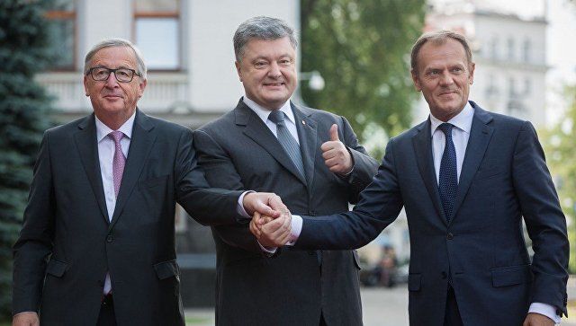 Украина на данный момент не имеет отношения ни к Евросоюзу, ни к НАТО, и все должны это осознавать, заявил глава Еврокомиссии Жан-Клод Юнкер.