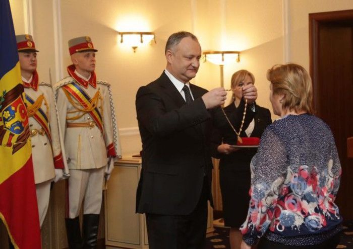 Igor Dodon, a decorat în acest an, cu ocazia zilei Internaționale a Femeii, opt femei din RM. Foto: presedinte.md 