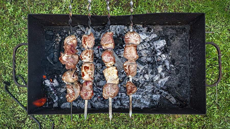 Самыми полезными видами мяса для шашлыка назвали индейку, курицу, говядину.