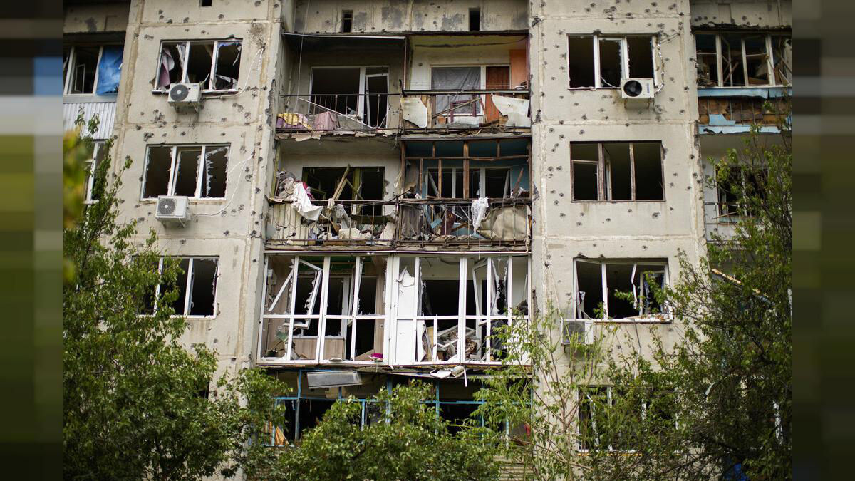 Более 500 мирных жителей укрываются на территории химзавода "Азот". 