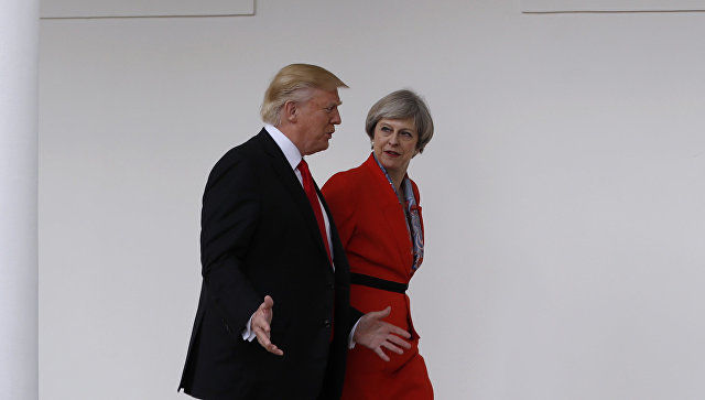 Президент США Дональд Трамп призвал премьер-министра Великобритании Терезу Мэй помочь обеспечить ему теплый прием в Великобритании. 