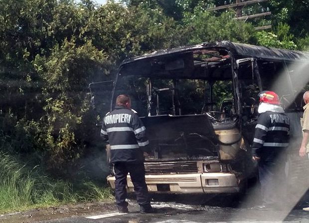 Un autobuz cu 17 pasageri la bord a luat foc în mers in judetul Bihor. Foto: libertatea.ro