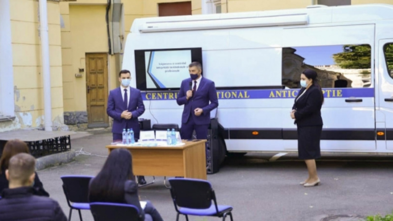НАЦ проинструктировал сотрудников мэрии о вреде коррупции.