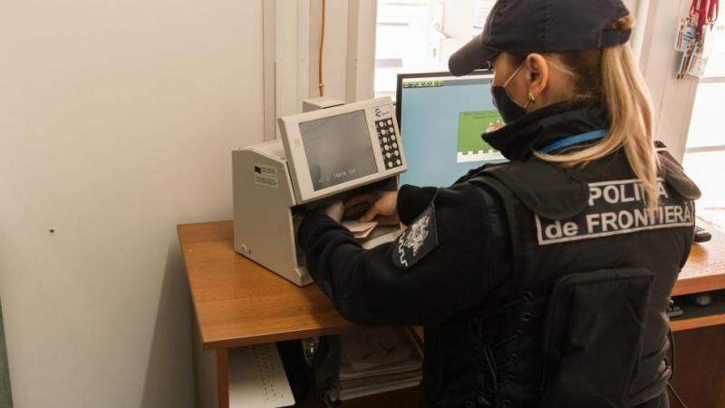 Поддельный сертификат: мужчина "вакцинировался" в Молдове будучи за границей.