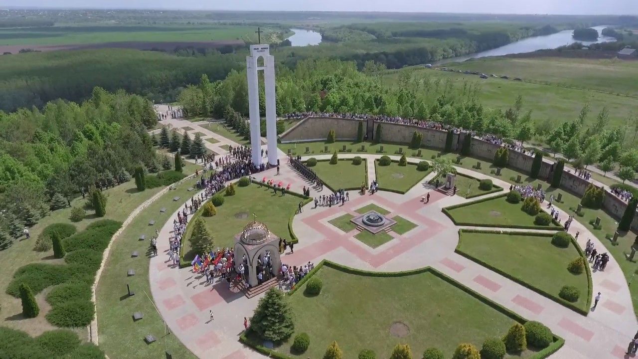 У мемориала павшим воинам в селе Шерпень высажены молодые деревья.