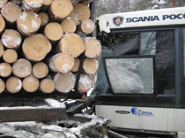 В Ленинградской области произошло крупное ДТП: в результате лобового столкновения маршрутки и грузовика погибли девять человек. Фото: 47.mchs.gov.ru