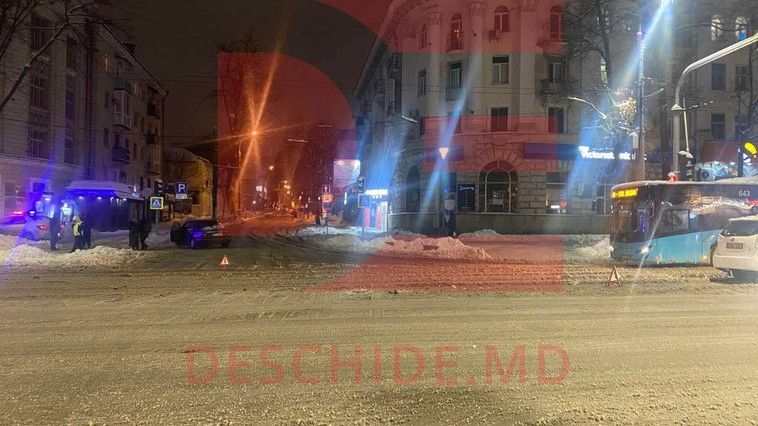 В столице столкнулись Mercedes и Toyota: госпитализирован 19-летний парень.