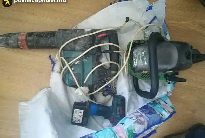 Doi tineri din Ialoveni au fost reţinuţi şi documentaţi pentru furturi din casele aflate în construcţii. 
