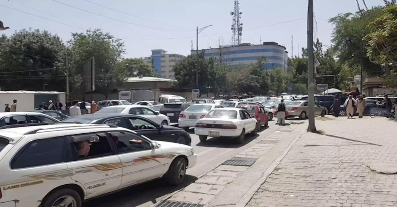 В Кабуле на второй день после захвата власти талибами закончился бензин.
