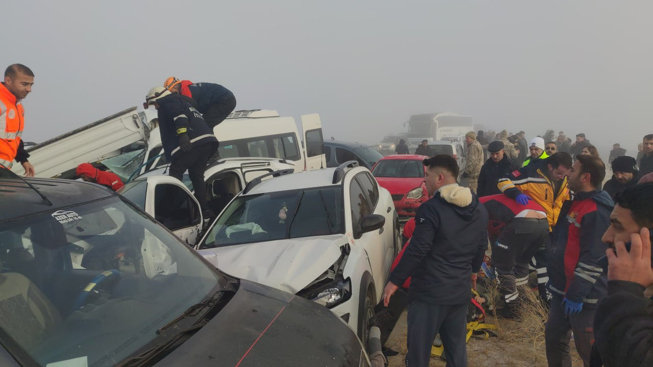 ДТП с участием более 30 автомобилей произошло из-за тумана и гололеда в Турции.