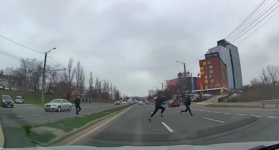 Молодые люди едва не попали под авто, перебегая дорогу рядом с подземным переходом.