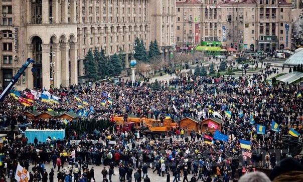 Publicând "Cameleonul" în 1997, Andrei Kurkov comitea un mic sacrilegiu. El, scriitor de limbă rusă născut la Leningrad, îndrăznea să evoce sub forma unei povestiri fanteziste "spiritul național ucrainean".