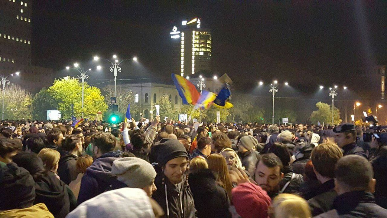 Ciocniri între forţele de ordine şi protestatari la Bucureşti.