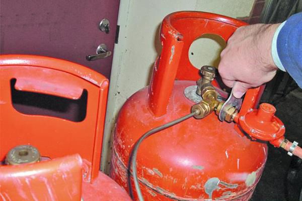 Предложение сделано в контексте взрыва газового баллона.
