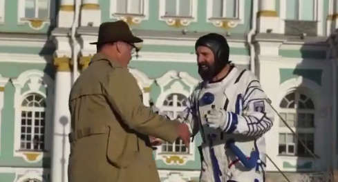 Солист Rammstein устроил "драку с космонавтом" в центре Санкт-Петербурга.