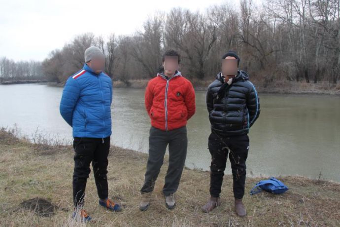 Suspecţii au fost reţinuţi, iar în timpul documentării, persoanele nu au putut prezenta acte de identitate. Foto: tv7.md