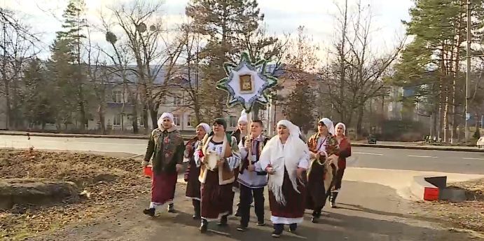 В селе Суручены Яловенского района колядующие прошлись по домам.