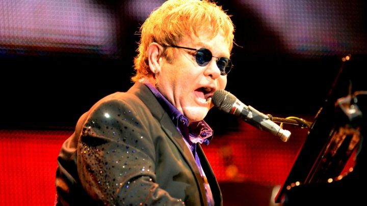 Elton John a avut o apariţie similară şi la funeraliile prinţesei Diana, în 1997, când a interpretat single-ul „Candle In The Wind”, în Westminster Abbey din Londra.