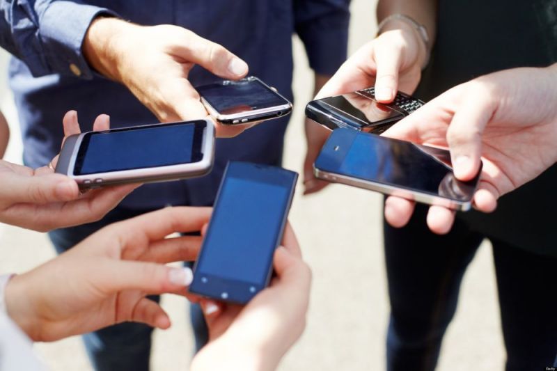 Moldovenii vorbesc tot mai mult la telefonul mobil. 