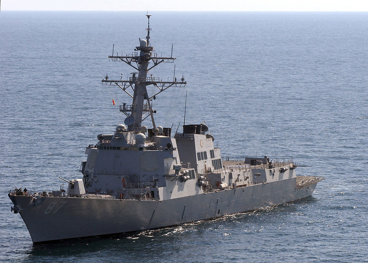 Корабль США проводил в море учения.