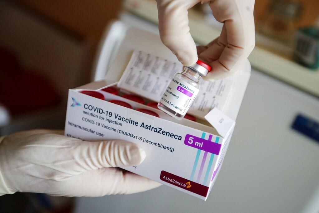 В Эстонии приостановили вакцинацию препаратом AstraZeneca.
