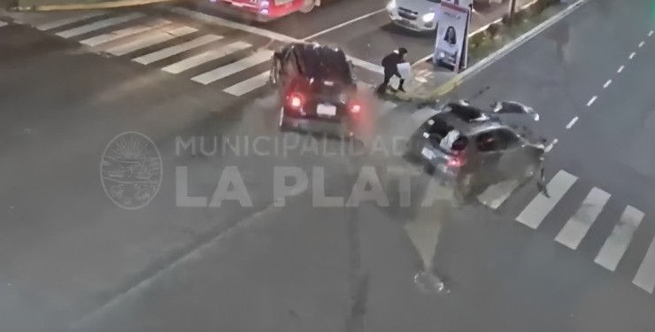 Аргентинке удалось чудом избежать страшного ДТП на зебре.