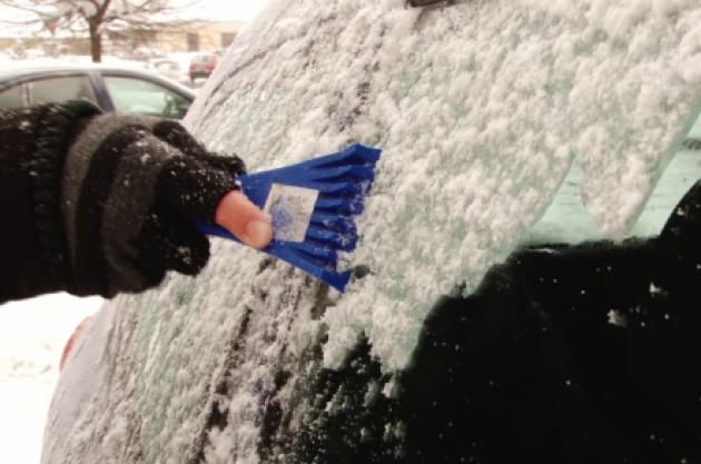 Curățarea gheței de pe parbrizul mașinii poate fi un adevărat coșmar în diminețile de iarnă. Foto: citynews.ro