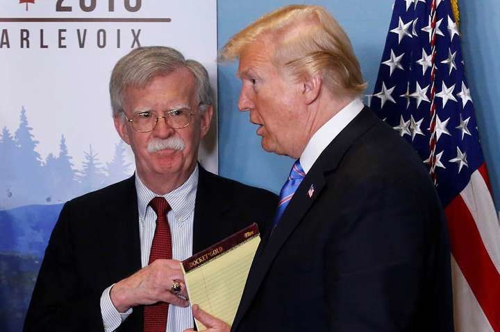 Болтон заявил, что Трамп проигнорировал начало пандемии ради торговой сделки с КНР.
